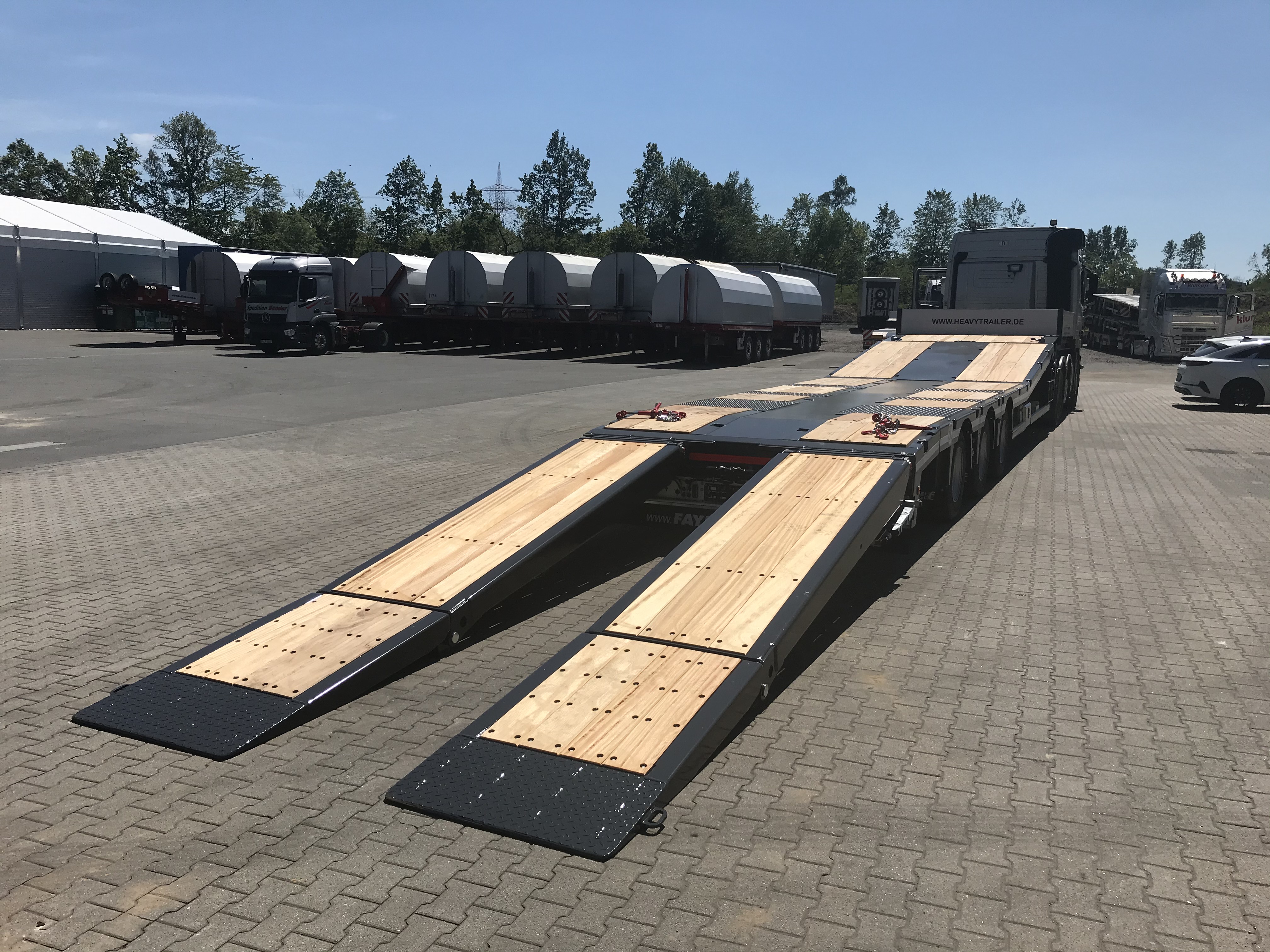 Faymonville 3-axle-semi-trailer with hydraulic ramps and hydraulic loading floor