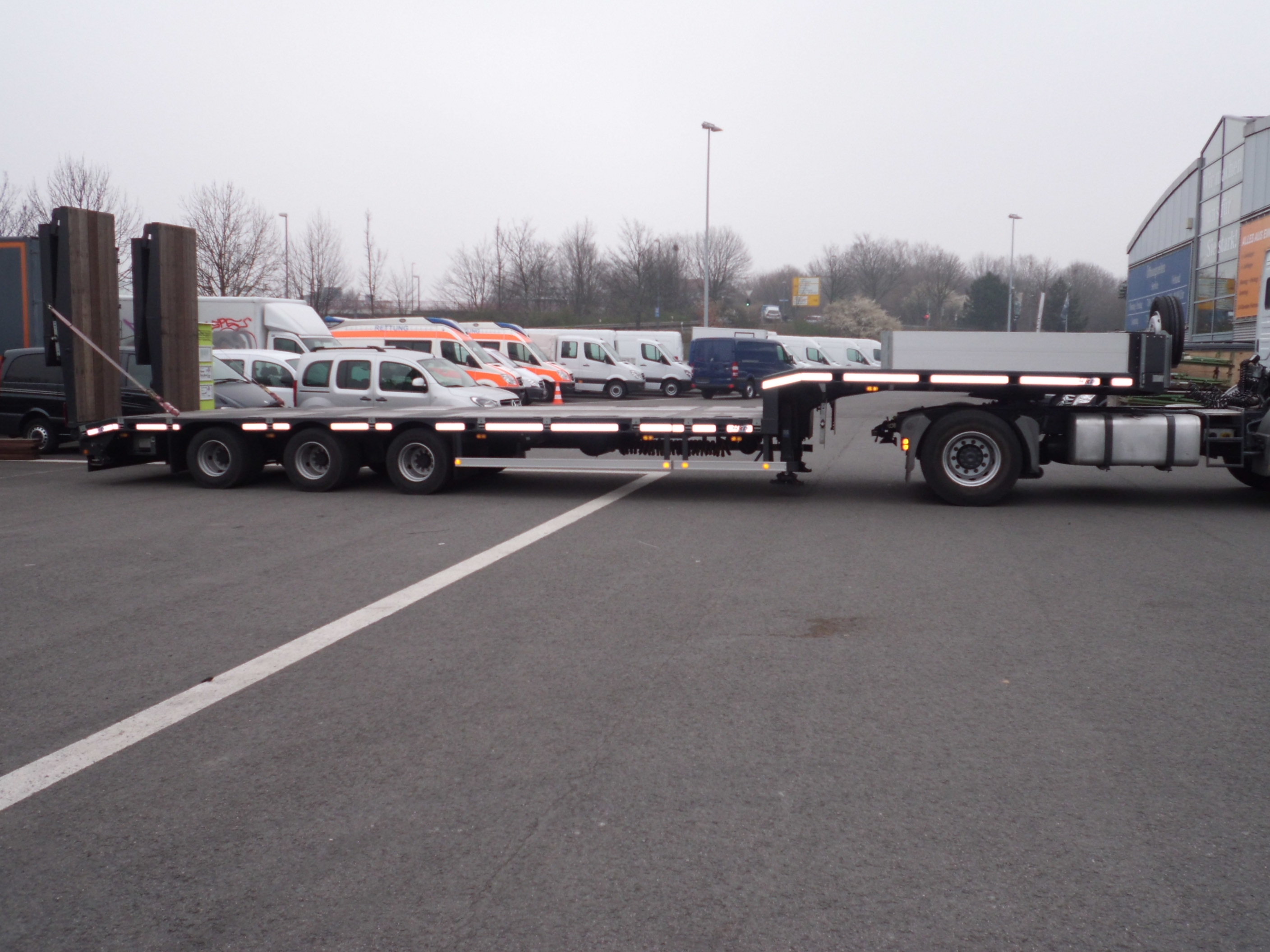 Now in stock: HRD 3-axle low deck trailer with hydraulic ramps
