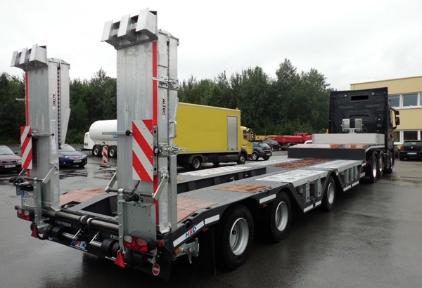 Offer for october - HRD 3-axle-low-bed-trailer with wheel recess and ramps