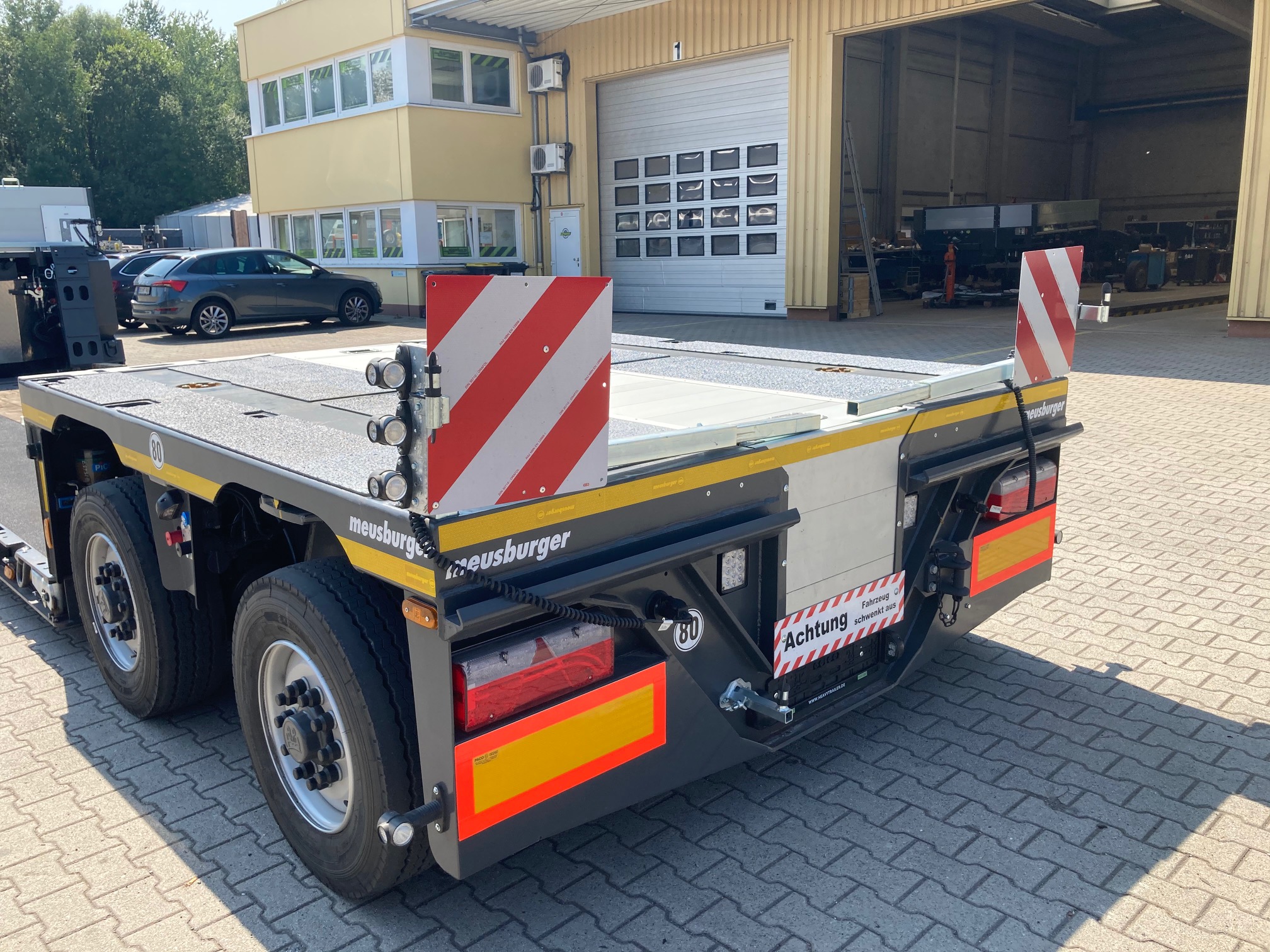 Meusburger 2-axle-low-deck-trailer with pendle axles