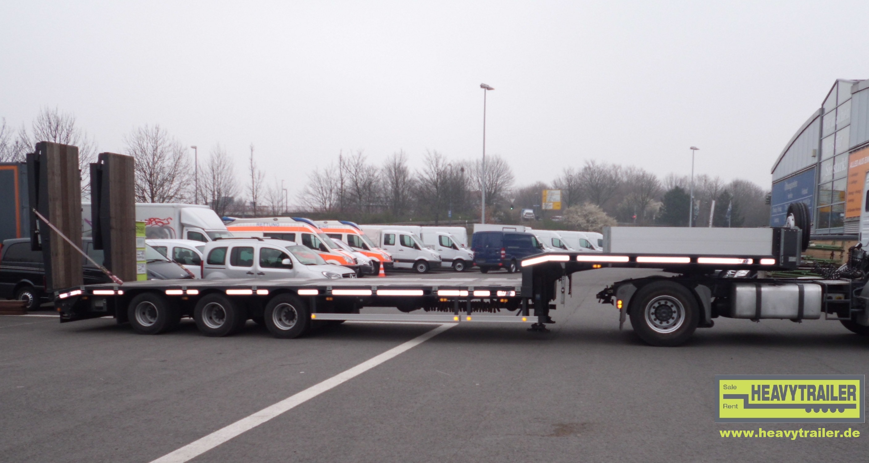 HRD 3-Achs-Tieflade-Sattelauflieger mit hydraulischen Rampen