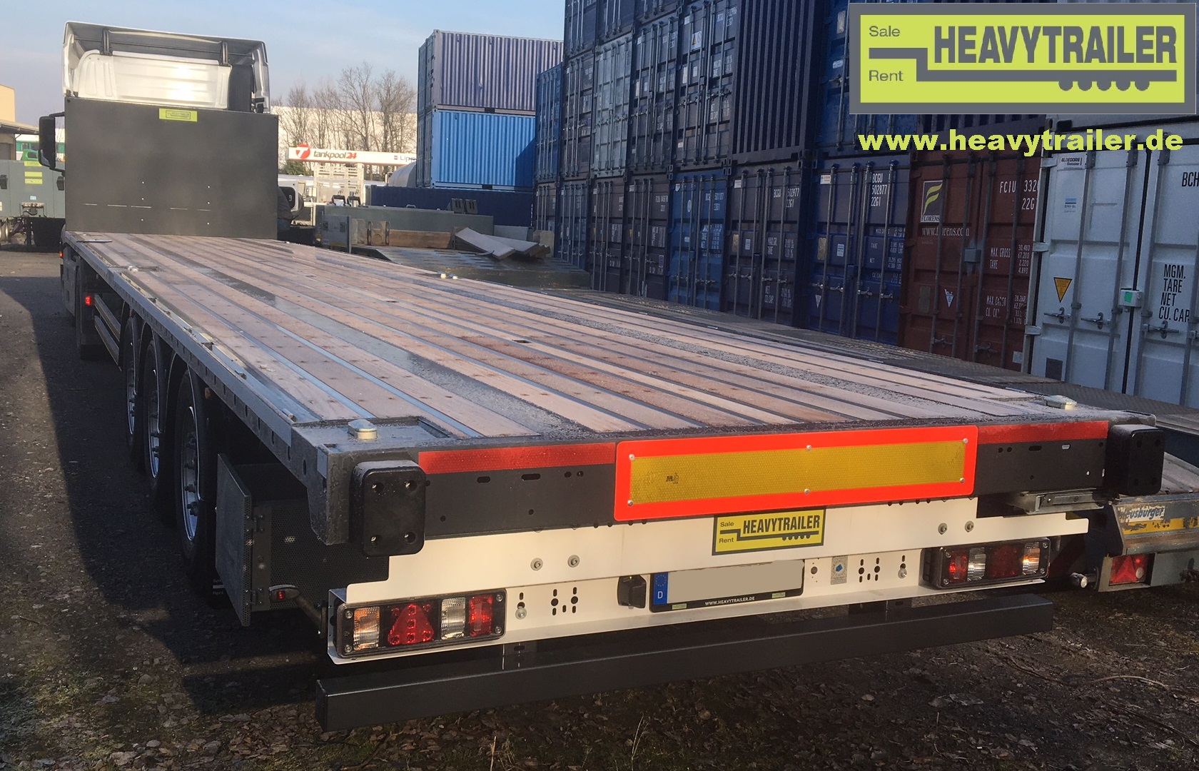 Heavytrailer 3-axle-platform-trailer with container lockings