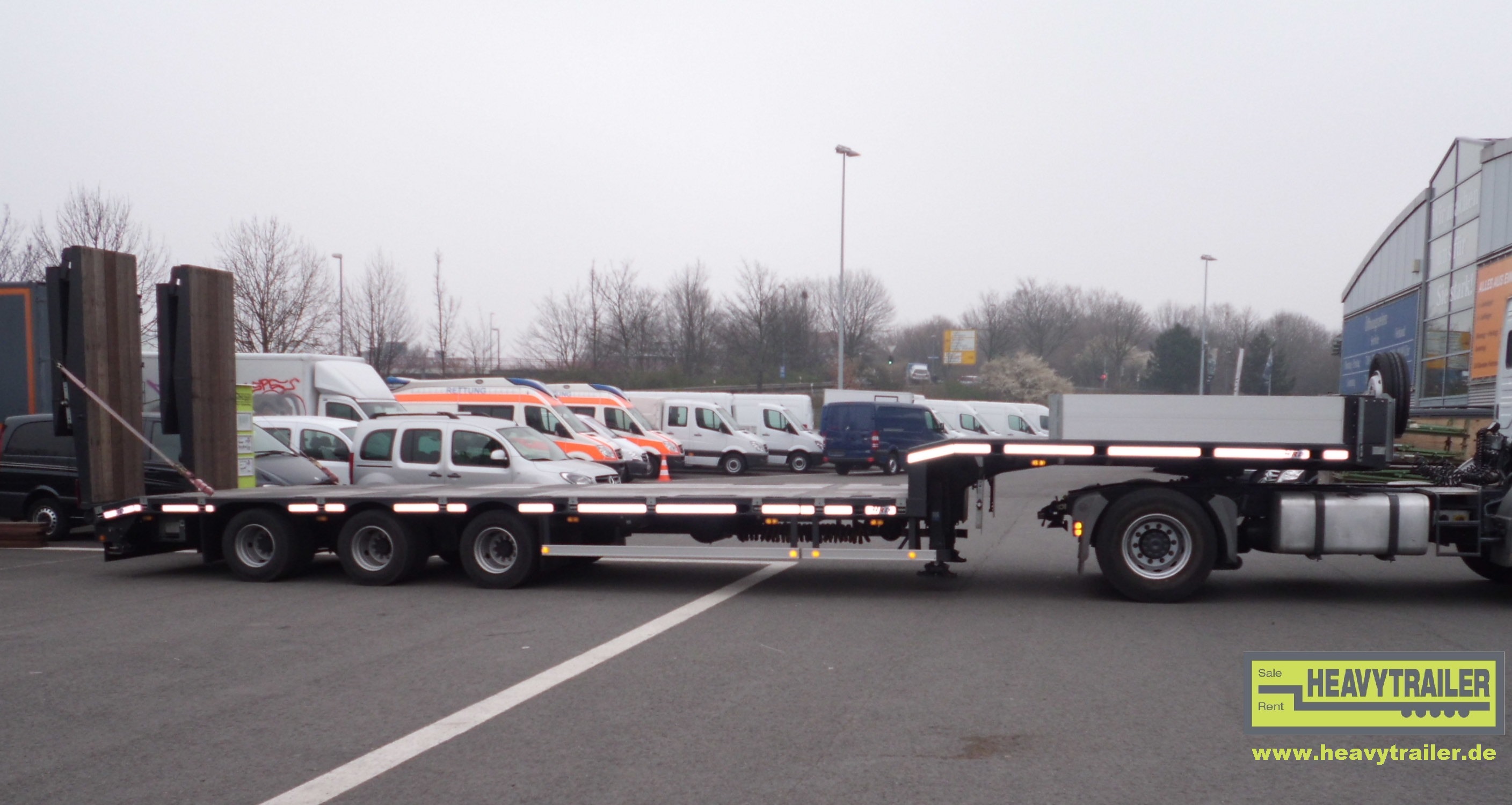 HRD 3-axle-semi-trailer with hydraulic ramps
