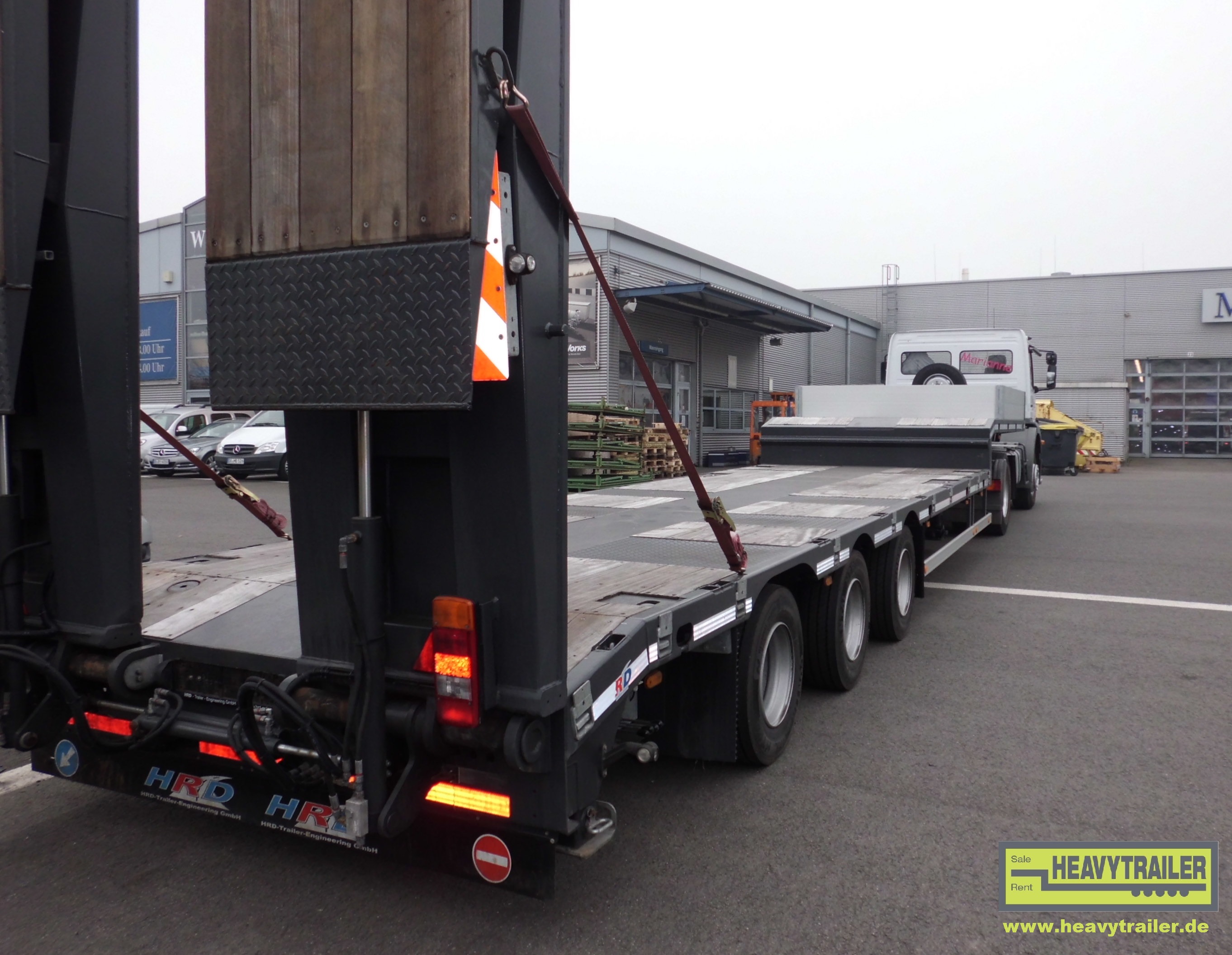 HRD 3-axle-semi-trailer with hydraulic ramps