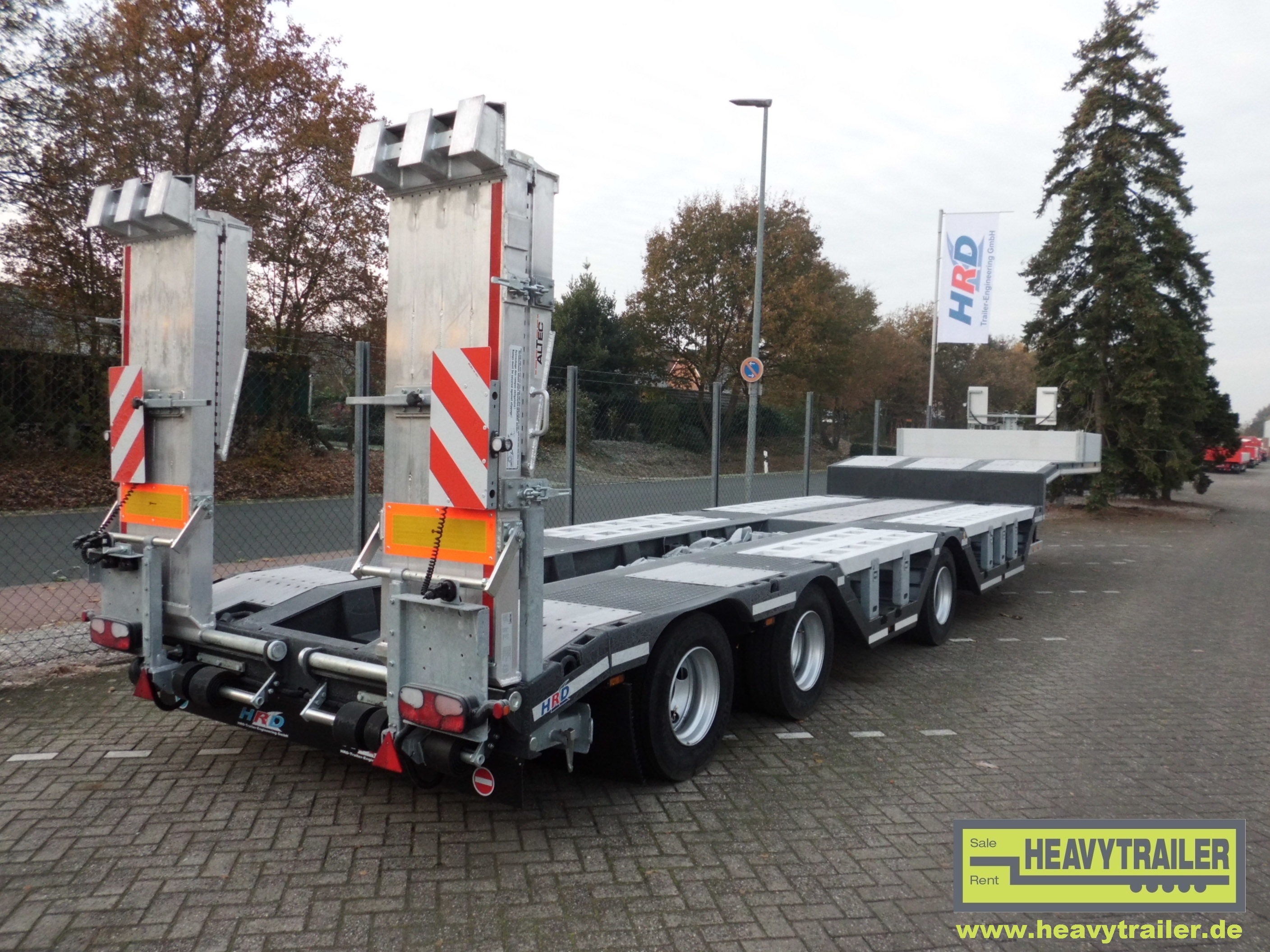 HRD 3-axle-low-bed-trailer with wheel recess and ramps