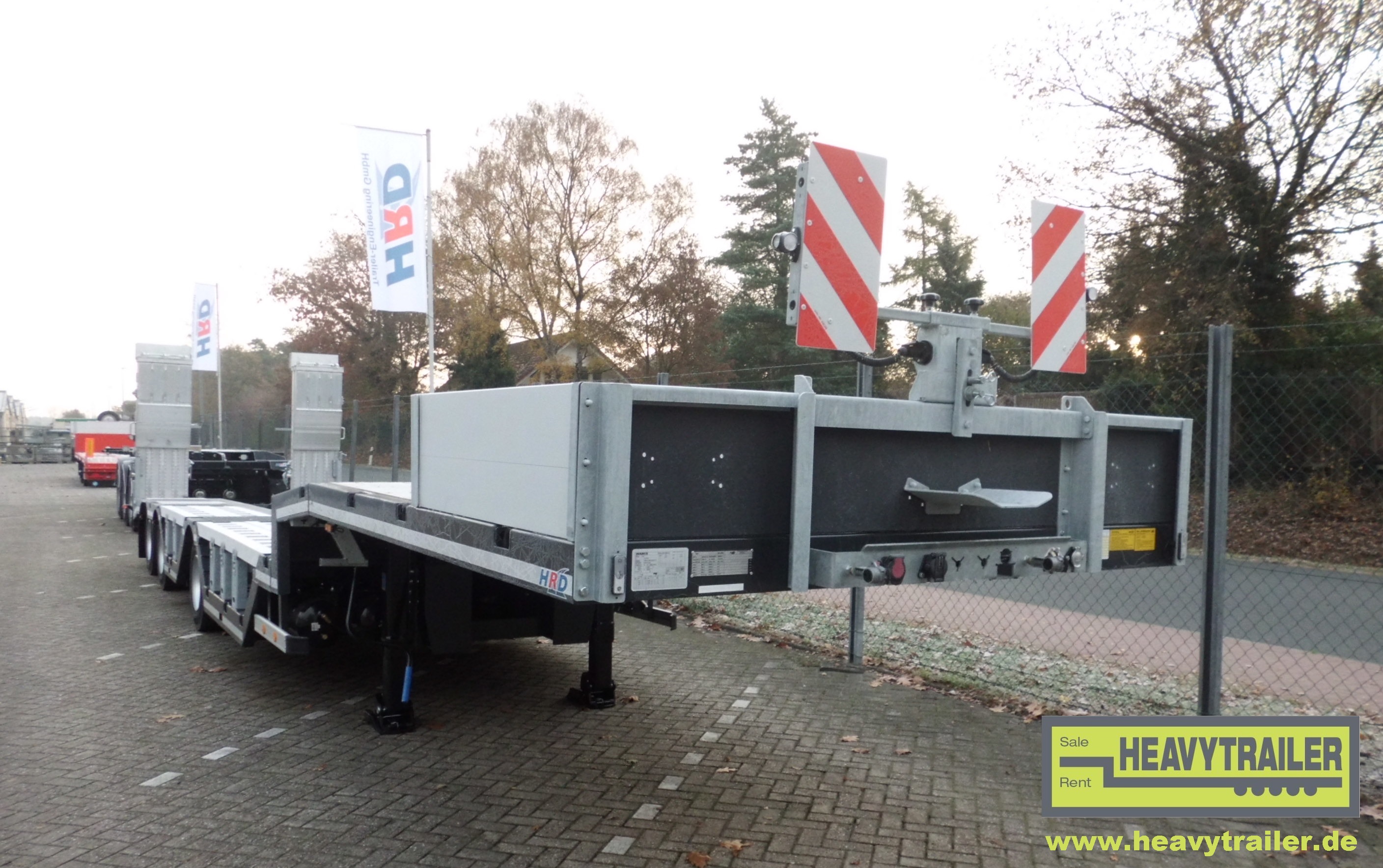 HRD 3-axle-low-bed-trailer with wheel recess and ramps